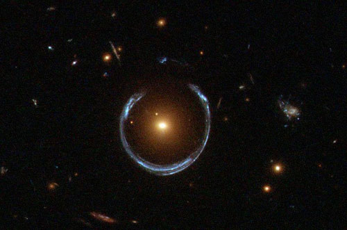 Figure 10 : Anneau d'Einstein créé par la galaxie intermédiaire LRG 3-75. L’alignement entre les deux galaxies est ici si parfait que l’image de la galaxie d’arrière plan ébauche la forme d’un cercle (on dit parfois « image en fer-à-cheval »).
