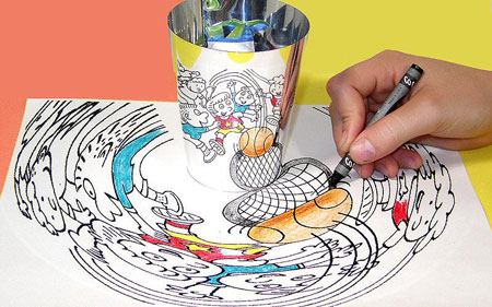 Figure 11 : Dessin en anamorphose (photo WikiCommons, auteur Myrna Hoffman)