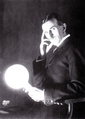Figure 15 : Tesla tenant une des ses lampes dites sans fil (photographie publiée sur la couverture du magazine Electrical Experimenter, 1919). Pour alimenter la lampe, le courant électrique, de haute fréquence, traverse son corps (illustration Wikipedia).