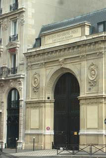 Figure 2 : L’entrée du 108, boulevard Malesherbes, Paris VIIIe. Ç’a été l’adresse d’HEC de sa fondation en 1881 jusqu’à 1964 date du déménagement à Jouy-en-Josas, où le nouveau campus est inauguré par le général de Gaulle. Cet immeuble est maintenant affecté à l’université Paris-IV Sorbonne.