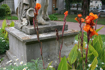 Figure 2 : Le socle de la statue de Bézout à Nemours. On lit « Théorie générale des équations algébriques ». (photo Alain Juhel, site Mathouriste)