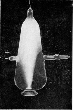 Figure 3 :  Une expérience de Birkeland : focalisation de rayons cathodiques sous l’action du pôle d’un barreau aimanté disposé près de l’extrémité du tube opposée à la cathode (source de l’image : selon Carl Stormer, autre norvégien francophone, qui reproduit dans le texte de la conférence qu’il a donnée en 1923 à la Société Française de Physique, cette image a été publiée par Birkeland dans son mémoire « Expédition norvégienne 1899-1900 pour l'étude des aurores boréales », Videmhàbs Selskabet Schrifter, Christiania, 1899)