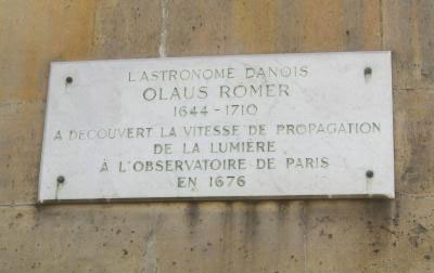  Plaque commémorative dédiée à Rœmer scellée sur le mur nord du bâtiment Perrault de l'Observatoire de Paris
