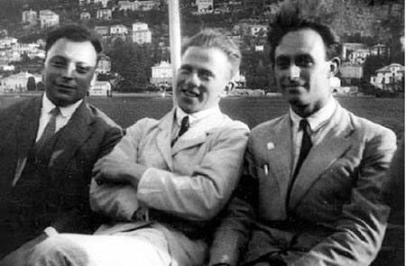 Figure 4 : Wolfgang Pauli, Werner Heisenberg, Enrico Fermi, sur le lac de Côme. (© Usual Archives, F.D. Rasetti , AIP Emilio Segré)