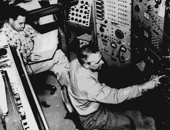 Figure 5 : Fred Reines (à g.) et Clyde Cowan (à dr.) lors de l’expérience Hanford en 1953 (photo University of California at Irvine).