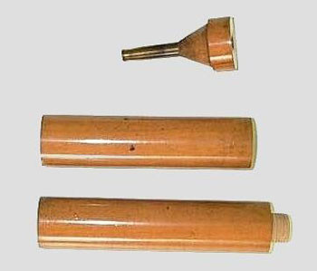 Figure 6 : Reconstitution d’un stéthoscope de Laennec (image site Medical Antiques online, http://www.antiquemed.com/). Il faisait une longueur d’environ 30 cm (« un pied de longueur », précise Laennec p.9)