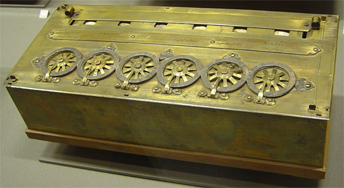 Figure 1 : Une des pascalines d’origine conservées au musée des Arts et métiers.