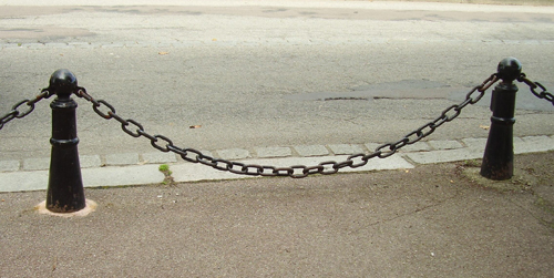 Figure 2 : La chaînette est la forme prise par un fil, ou une chaîne, suspendu par ses deux extrémités à hauteur égale.