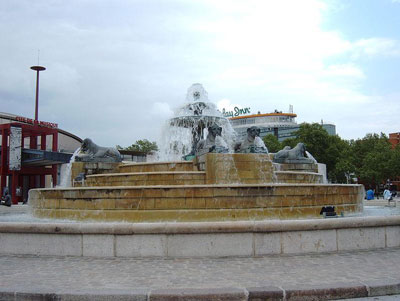 Figure 12 : La fontaine du Château d’eau (ou de Bondy, ou des Lions de Nubie). Elle fut dessinée et installée par Girard en 1811 place du Château d’eau (actuellement place de la République). Fondue en bronze du Creusot, elle servait de château d’eau aux habitants du quartier du Temple. Elle a été déplacée en 1867 près des abattoirs de la Villette – c’est son emplacement actuel, après moult travaux du quartier (photo WikiCommons auteur Teofilo).