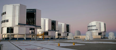 Figure 6 : Observatoire ESO, désert d’Atacama, 2635 m, Chili (depuis 2000). Plateforme VLT, avec UT1 (Unit Telescop 1) à UT4 – diamètre 8m chacun ; trois des quatre télescopes auxiliaires AT- diamètre 1,8m chacun ; entre UT3 et UT4, au fond, le télescope VST. 