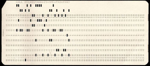 Figure 6 : (en haut) Métier Jacquard avec son système d’instructions par cartes perforées (Musée des Arts et Métiers, photo David Monniaux WikiCommons) ; (en bas) Carte perforée à 80 colonnes, opérant l’instruction informatique figurant en haut à gauche ; de telles cartes étaient à la base du calcul informatique jusqu’au début des années 1980 (photo WikiCommons, auteur Mutatis Mutandis)