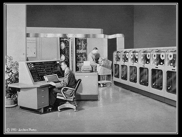 Figure 4 : Univac, le premier ordinateur commercial (mis en service en 1951)