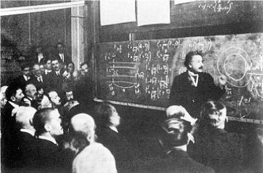Figure 6 : Einstein exposant le problème de l’horizon devant une audience restreinte attentive. Painlevé est assis à côté de l’extrémité gauche du tableau.